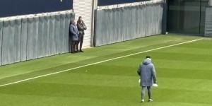 【龙八国际】记者：曼城下一任总监维亚纳在贝吉里斯坦陪同下观看球队训练