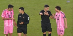 【龙八国际】有争议？半场结束后苏牙与对手发生争吵😤梅西也来找裁判沟通