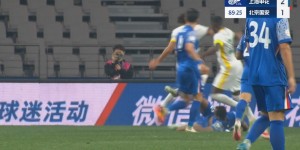 【龙八国际】VAR不介入？艾迪禁区内亮鞋底铲到张玉宁小腿，裁判没有表示