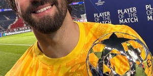 【龙八国际】赢得不容易，阿利森赛后捧全场最佳奖杯自拍留念