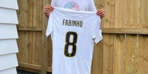 【龙八国际】周通在新西兰当地指导孩子踢球：看到更多的孩子走入球场是幸福的