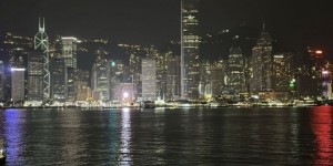 【龙八国际】久违了！保利尼奥重返中国，社媒晒打卡中国香港夜景照
