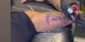 【龙八国际】?拉菲尼亚圣诞假期期间将西甲冠军奖杯纹在了大腿上