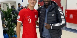 【龙八国际】安永佳晒与沙特助教亚亚-图雷合照：很高兴能见到传奇名宿