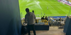 【龙八国际】六台记者：一位皇马工作人员用战术摄像机记录巴萨VS奥萨苏纳