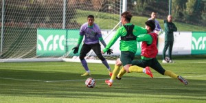 【龙八国际】今天训练提前15分钟开始1小时结束，主帅说回屋一起为国足加油