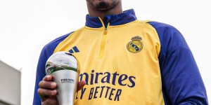 【龙八国际】领取FIFA年度最佳阵容奖杯，贝林厄姆发文纪念：感谢那些投票的人