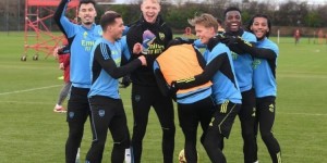 【龙八国际】??输球的萨卡误入阿森纳赢球小分队合影，惨遭队友“围殴”