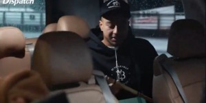 【龙八国际】一脸懵？林加德抵达韩国机场后球迷送给他一把短箫