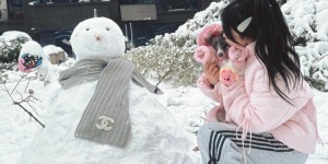 【龙八国际】韦世豪妻子社媒晒照：下雪啦下雪啦！