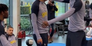 【龙八国际】孙兴慜已回到热刺并恢复训练，队友纷纷向他送上拥抱?