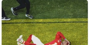 【龙八国际】忠实铁粉！格列兹曼晒马霍姆斯照片，庆祝酋长队夺冠：? ?