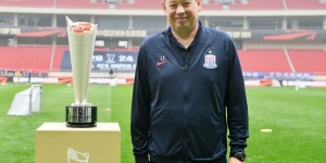 【龙八国际】超级杯官方训练前，海港队、申花队主教练一起与冠军奖杯合影