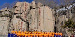 【龙八国际】泰山队登顶泰山，34名球员参与新赛季全家福拍摄