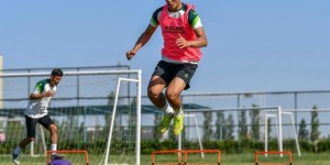 【龙八国际】新疆丝路雄鹰官宣首位球员，从中甲到中冠他要为家乡球队而战