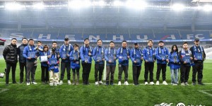 【龙八国际】赛前张锐先生为朱辰杰、蒋圣龙、谢鹏飞颁发23年中超最佳阵容奖