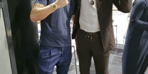 【龙八国际】伊布社媒晒与拳王约书亚合照并@对方：谁能赢？