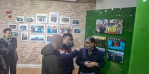 【龙八国际】记者：穆斯卡特今日造访根宝基地，赠送徐根宝一瓶香槟