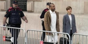 【龙八国际】世体：阿尔维斯今天再度现身，在律师陪同下到巴塞罗那法院签到