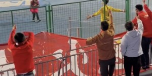 【龙八国际】难忘今宵！颜骏凌中超300场，赛后鞠躬致谢远征球迷并合影留念