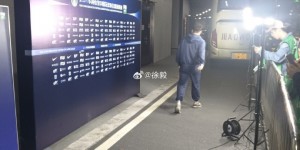 【龙八国际】记者：密集赛程下球员更易受伤，浙江队岳鑫一瘸一拐称“腿肿了”