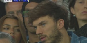 【龙八国际】单防小罗?镜头想找现场观战的小罗 但一直被F1车手加斯利挡住