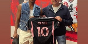 【龙八国际】笑嘻了！堪萨斯城球员罗塞罗赛后拿到梅西球衣，在社媒晒照