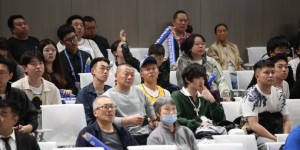 【龙八国际】昨日出战中超京沪战的方昊，今日现场观战CBA京沪战