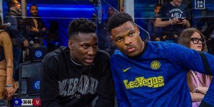 【龙八国际】聊啥呢？奥纳纳回梅阿查观战老东家，邓弗里斯来到场边和他聊天