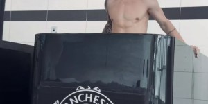 【龙八国际】安东尼社媒晒视频泡冰浴接受冷疗，目标是赶上足总杯半决赛