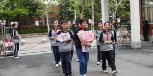 【龙八国际】水庆霞走进上海一中学，为同学们带来人生分享课和足球体育课