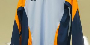 【龙八国际】皇马24-25赛季客场球衣曝光：亮橙色搭配黑色，衣领有白色条纹