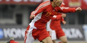 【龙八国际】朱挺获赠纪念球衣，向每位退役的前国家队球员表达感谢、送上祝福