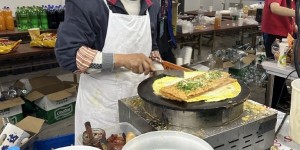 【龙八国际】真饿了还是太美味？博主：国安远征球迷买空了泰达足球场的煎饼摊