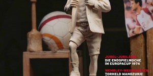 【龙八国际】致敬传奇！一名艺术家花费80小时制作托马斯-穆勒的木像