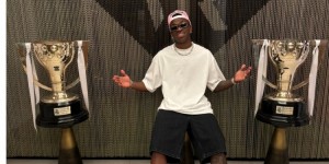 【龙八国际】维尼修斯晒与西甲奖杯合照庆祝夺冠：又拿一个！???