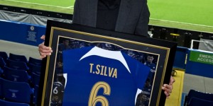 【龙八国际】切尔西晒赠弟媳纪念球衣照：你将一直是切尔西大家庭的一员