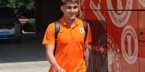 【龙八国际】今天下午泰山队从基地坐大巴前往机场，出征客场对阵三镇队比赛