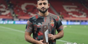 【龙八国际】海港俱乐部为获评中超第10轮最佳球员的巴尔加斯举行颁奖仪式