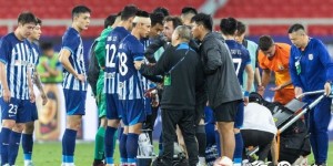 【龙八国际】激烈竞技足球比赛中不止场上的激烈拼抢，更有交锋之外的温情时刻