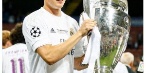 【龙八国际】皇马官推晒克罗斯捧大耳朵杯照&德语致谢：?谢谢你，托尼?