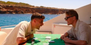 【龙八国际】哈弗茨晒自己和厄德高一起度假照，并配文：充电中