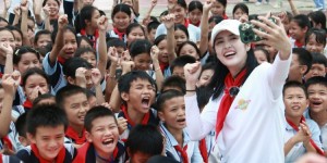 【龙八国际】好样的！赵丽娜发起的公益项目，已在偏远地区捐建6座校园球场