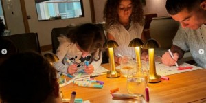 【龙八国际】乔治娜社媒晒与C罗&孩子的度假照，配文：我的世界