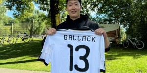 【龙八国际】管泽元晒巴拉克亲签球衣：刚又碰到一大哥，非要给我签一件球衣