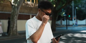 【龙八国际】忙里偷闲！杨泽翔社媒晒照，休息日放松下☕️?