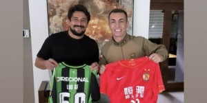 【龙八国际】熟悉的红色！洛国富向友人赠送恒大球衣