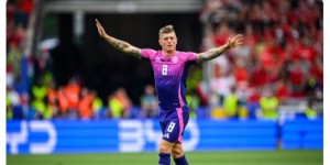 【龙八国际】吧友们来配句台词？克罗斯社媒晒经典双臂平举照