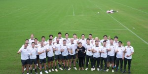 【龙八国际】沪媒：穆斯卡特把合影C位留给保洁阿姨，将团队理念发挥到极致