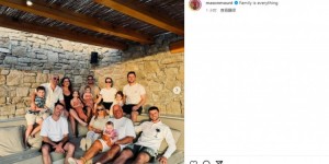 【龙八国际】温馨瞬间！芒特晒家庭大合照：家就是一切